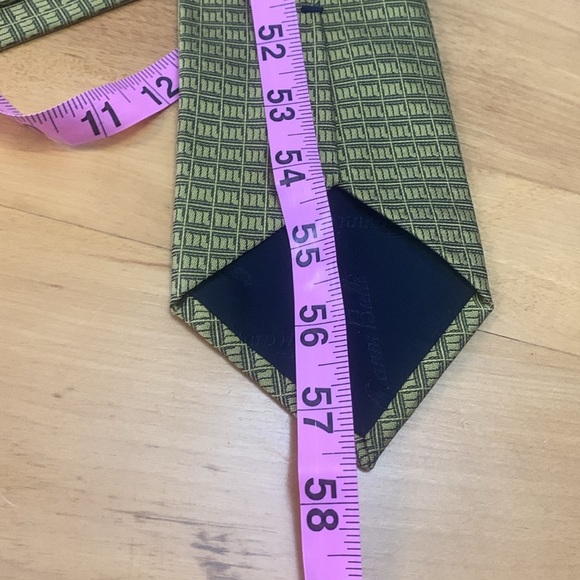 Manuli 100% silk Tie Made in Italy EUC Gold with black Logo pattern 58" x 4" - Picture 5 of 7